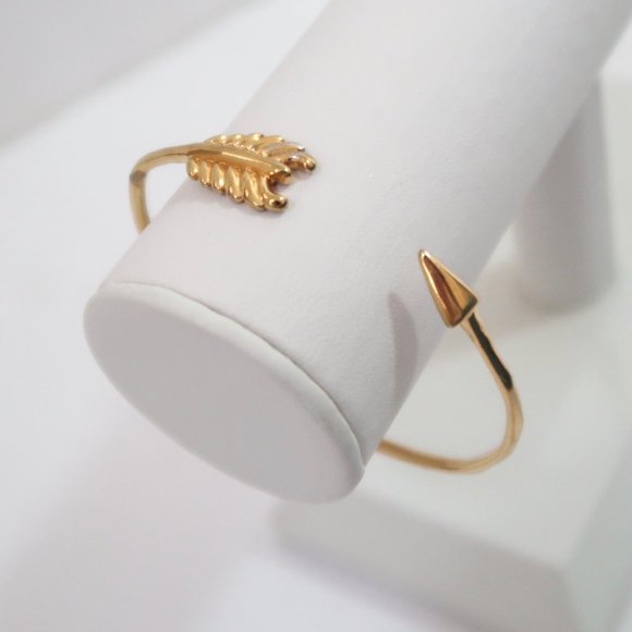 STELLA & DOT Gilded Arrow bangle bracelet - Picture 1 of 5